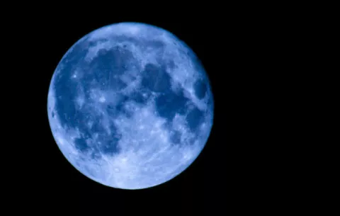 Cuando la luna se viste de azul