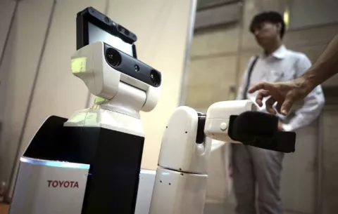Toyota presenta un robot que recoge y ayuda a enfermos