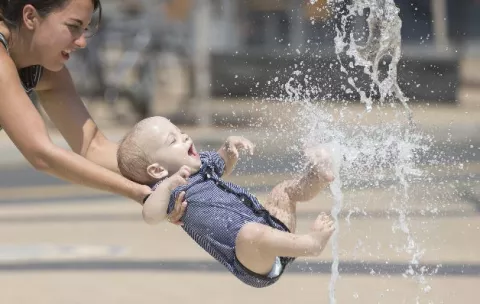 Felicidad ante un baño público muy refrescante 