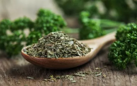 Bondades del perejil para la salud y la belleza