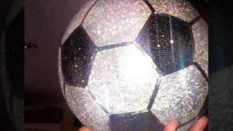 Un balón de diamantes, nuevo capricho de Benzema
