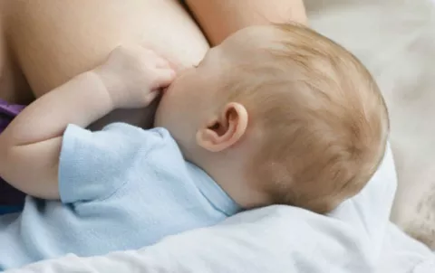 Leche materna reduciría riesgo de autismo por genética