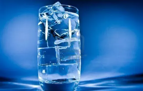¿Tiene virtudes o no el agua con gas?