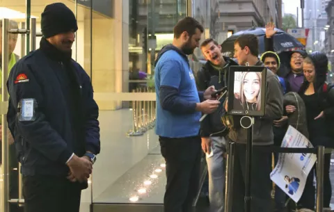 Hasta un robot hace fila para comprar el nuevo iPhone