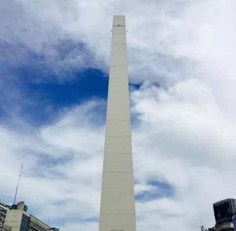 El obelisco en Argentina amaneció sin su punta