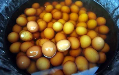 Huevos cocidos en orina, un manjar en China 