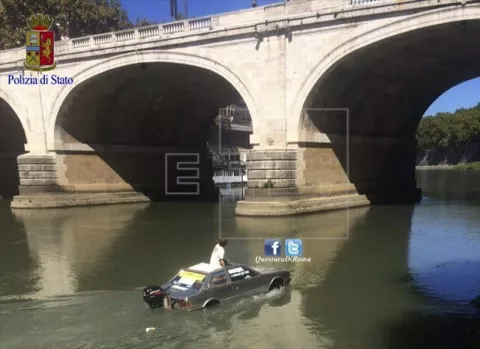 Lo detienen tras navegar el río Tíber en un maserati anfibio casero