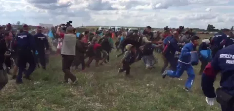 Viral: Despiden a reportera por zancadilla a refugiado sirio
