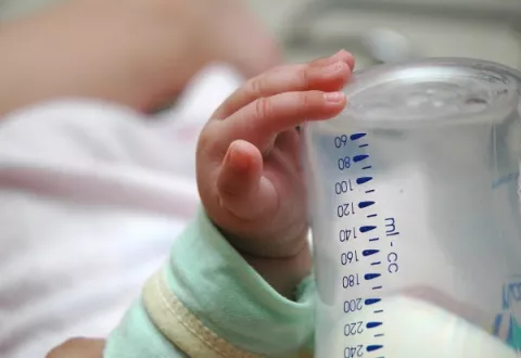 Padres suministran vodka por error en tetero de bebé