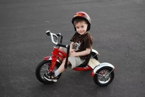 Los niños en triciclo deben usar casco, dicen expertos