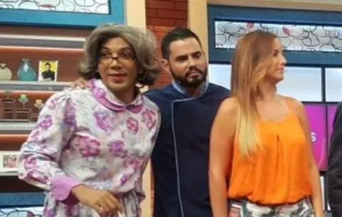 Aunque se vista...