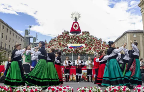 Zaragoza: la multitudinaria ofrenda floral a la Virgen de la Hispanidad