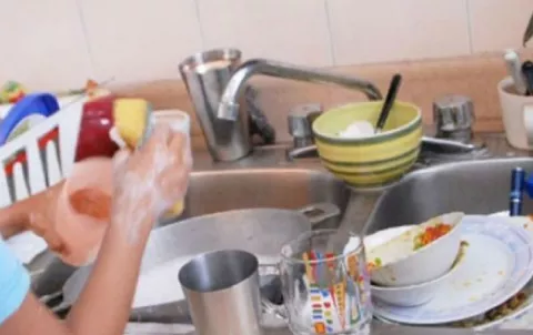 Estudio afirma que lavar platos hace bien para la salud