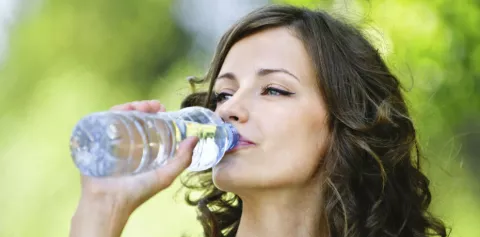 ¿Es seguro reutilizar las botellas de agua?