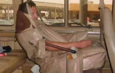 Se disfraza de asiento para poder entrar a EE.UU.