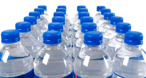 ¿Es seguro reutilizar las botellas de agua?