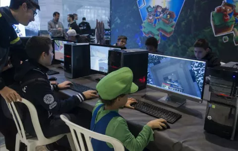 Entrenamiento con videojuegos mejora la memoria de niños supervivientes de cáncer