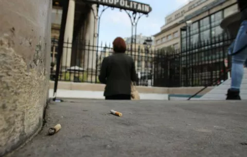 París comienza a imponer multas a quien tire colillas a la calle