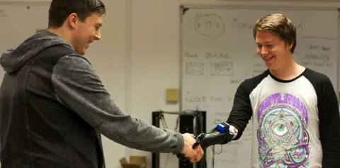 Científicos desarrollan piel artificial sensible al tacto