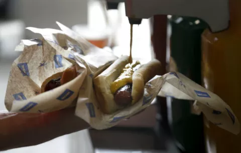 Hallan ADN humano en un 2% de los perros calientes en EE.UU.
