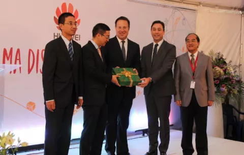 Huawei establece en Panamá su centro de distribución regional