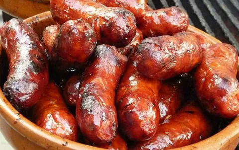 Salchichas, tocino y jamón pueden ser tan cancerígenas como el tabaco