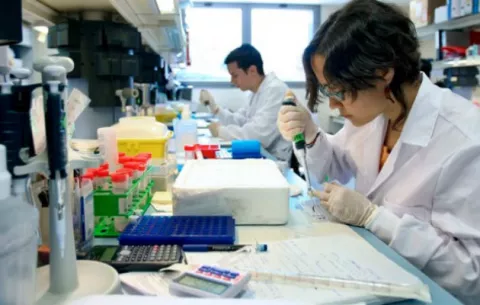 FDA aprueba fármaco que usa virus de herpes contra el cáncer