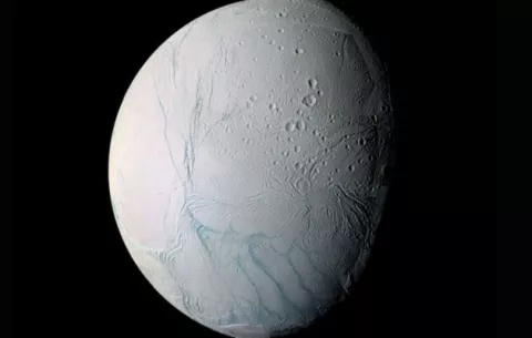 La NASA publica foto de alta calidad de misteriosa luna de Saturno 
