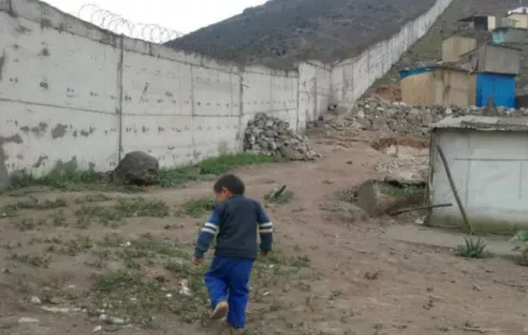 Polémico muro separa a ricos y pobres en Perú