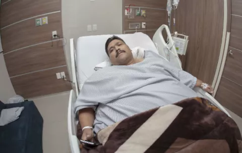 Hombre más obeso del mundo fue operado sin complicaciones