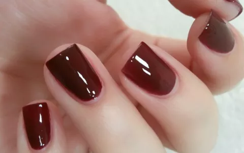Tonos vino y “colorblocking”: nuevas tendencias para las uñas