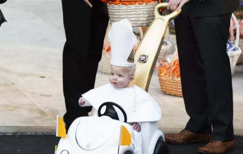 Papamóvil se lleva máximo premio de Halloween en Casa Blanca