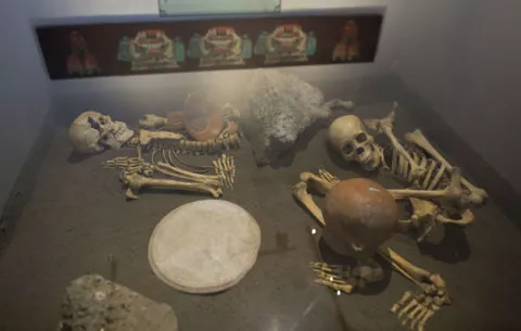 Excavaciones revelan detalles de sacrificio de españoles