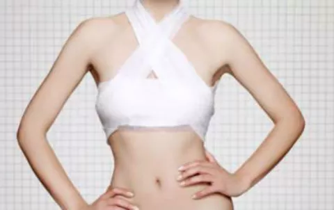 ¿Ya conoces la moda del pecho con "efecto Cenicienta"?