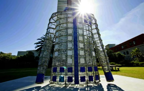 Celebran memoria de Mandela con escultura de su camisa