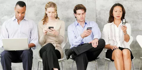 ¿Sabías que el uso de celular afecta tu postura?