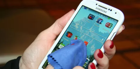 Celulares contienen más bacterias que un inodoro limpio