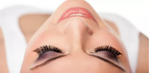 Extensiones de pestañas, el nuevo peligro de la vanidad femenina