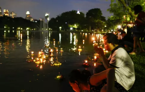 Loy Krathong, el festival que homenajea y contamina el agua en Tailandia