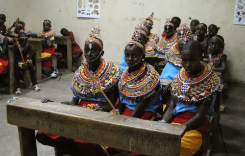 Pastores de día, niños en clase durante la noche