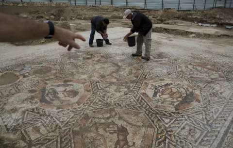 Arqueólogos revelan imponente mosaico "africano" en Lod