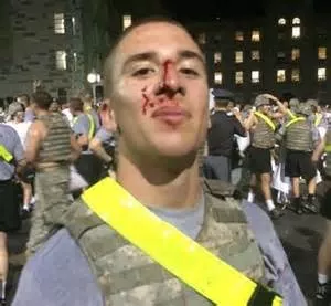 Academia militar EE.UU. prohíbe pelea de almohadas que este año dejó 30 heridos