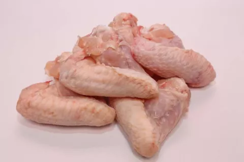 Padre e hijo acusados de robar miles en alas de pollo