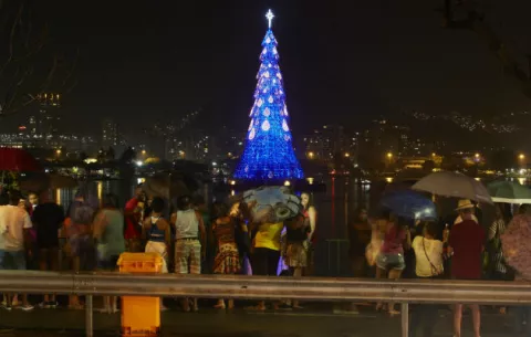 El antiguo árbol de Navidad flotante más alto del mundo vuelve a iluminar Río