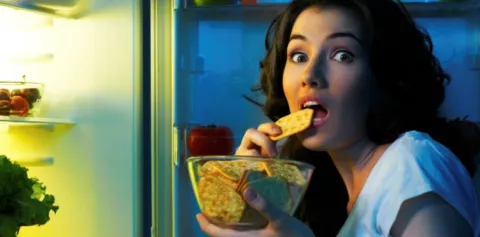 ¿Hambre en las noches? Sepa qué consumir antes de dormir
