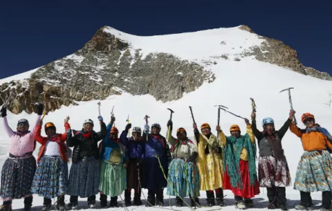 Mujeres con faldas tradicionales desafían montaña en Bolivia