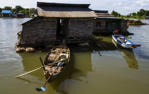 Letrinas flotantes dan alivio a aldeas lacustres en Camboya