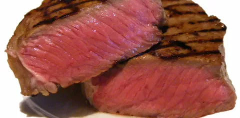 ¿Cuán seguro es comer carne poco cocida?