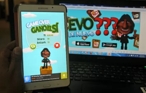 Evo Morales cuenta votos en el aire en un juego para celulares