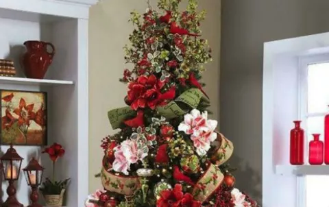 Decorar tu arbolito de navidad con flores es la nueva tendencia